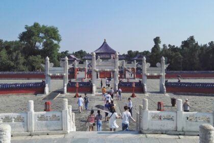 Pekín confirma primer muerto chino en ataques a Irán; evacúa 3.000