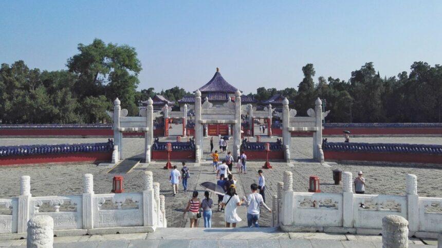 Pekín confirma primer muerto chino en ataques a Irán; evacúa 3.000