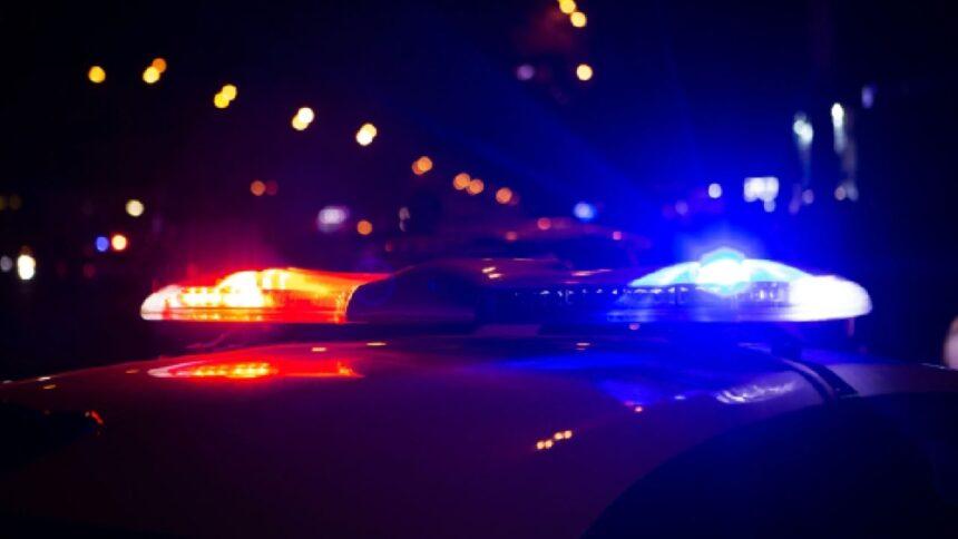 Policías de CDMX empujan taxi con dos cadáveres de Azcapotzalco a Naucalpan