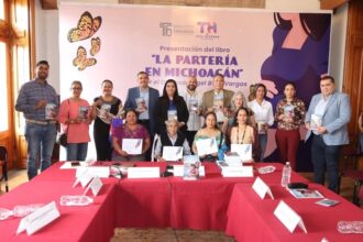 Presentan en Michoacán libro "La Partería" y reconocen parteras tradicionales