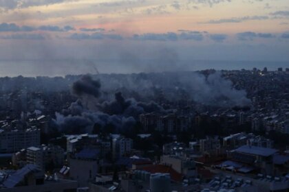 Puertos locales afectados por un mes de ofensiva contra Irán en Ormuz