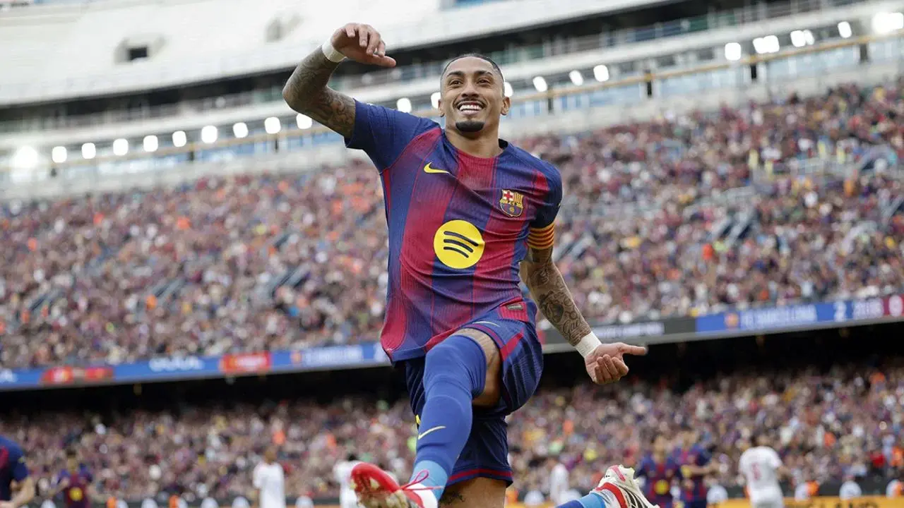 Raphinha hace triplete y Barcelona vence al Sevilla, líder a cuatro puntos