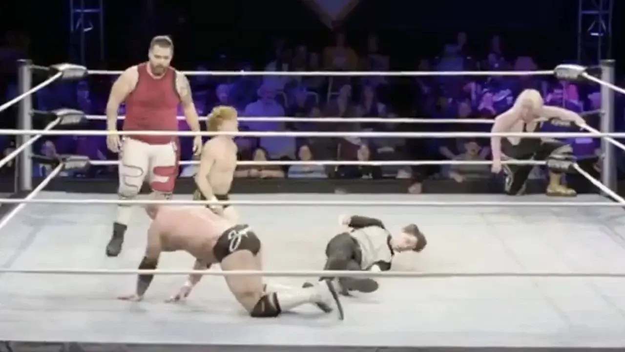 Réferi convulsiona y sufre lesión cerebral; luchadores siguieron sin ayudar