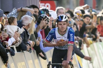 Remco Evenepoel cae a metros de la meta en Vuelta a Catalunya