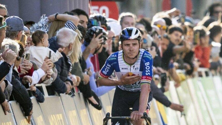 Remco Evenepoel cae a metros de la meta en Vuelta a Catalunya