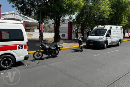 Repartidor de pizza lesionado en choque de motocicleta frente al Venustiano, Morelia