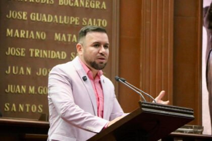 Reyes Galindo propone regular celulares en primarias y secundarias de Michoacán