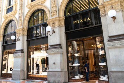 Roban cientos de pares de zapatos en fábrica de Prada en Venecia