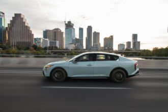 Sedán compacto 2027 con motor turbo, comparable al Jetta, 7 años garantía