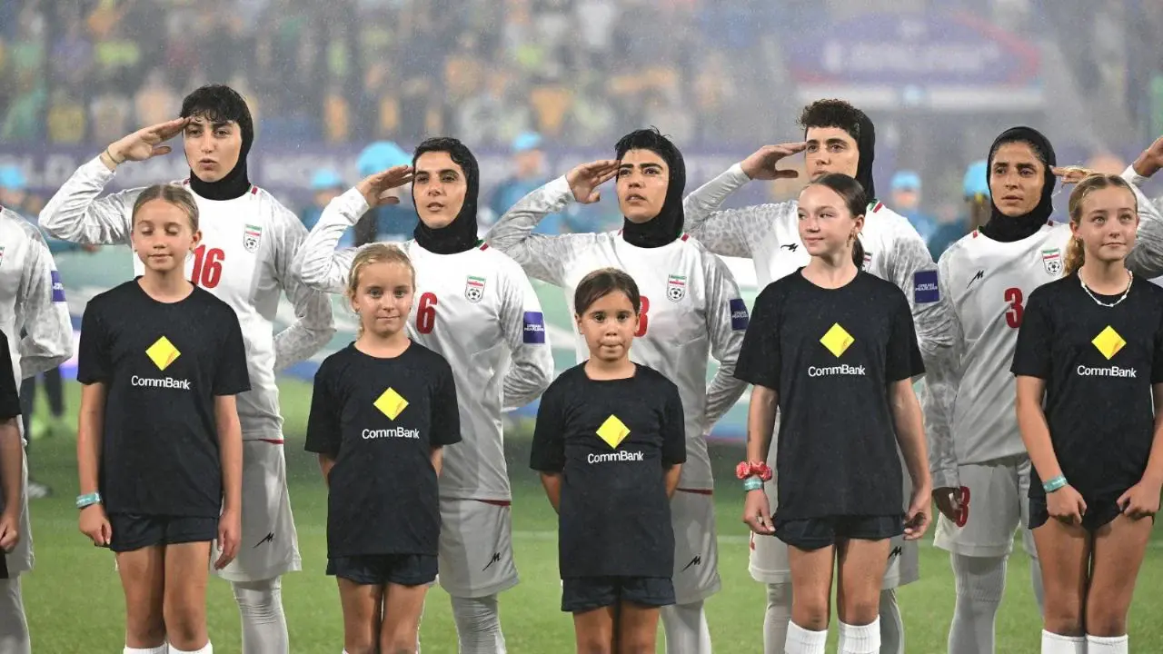 Selección femenina de Irán canta himno y realiza saludo militar tras debut