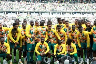 Senegal presenta en Francia el trofeo de la Copa Africana ante 80.000