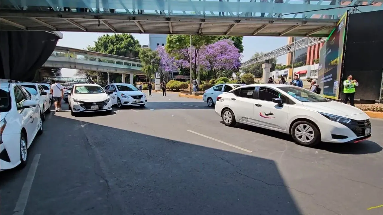 Taxistas alcanzan acuerdo y liberan Terminal 1 del AICM en CDMX