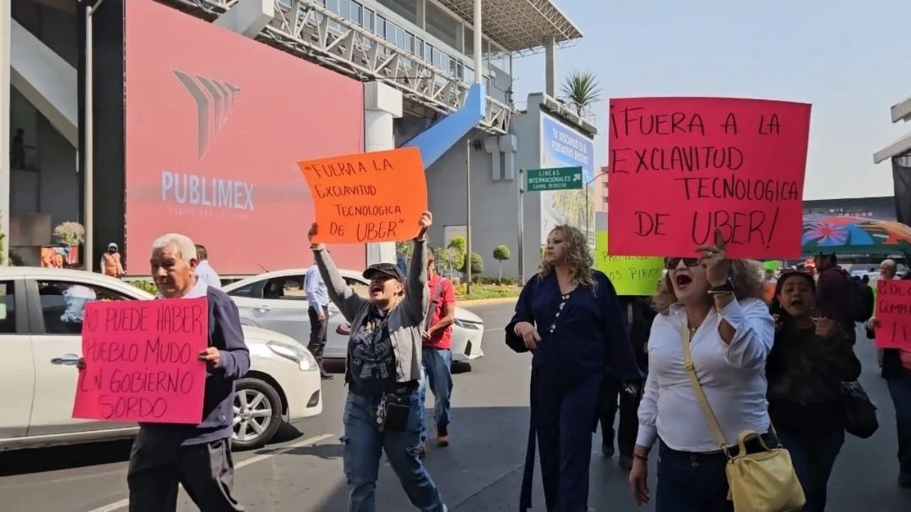 Taxistas bloquean Terminal 1 del AICM y amenazan con plantón en CDMX