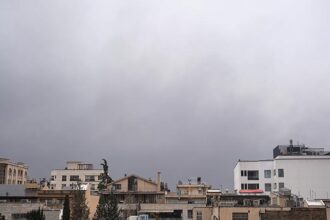 Teherán registra densa nube tóxica tras ataque israelí a depósitos de combustible