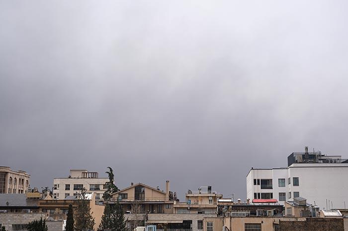 Teherán registra densa nube tóxica tras ataque israelí a depósitos de combustible