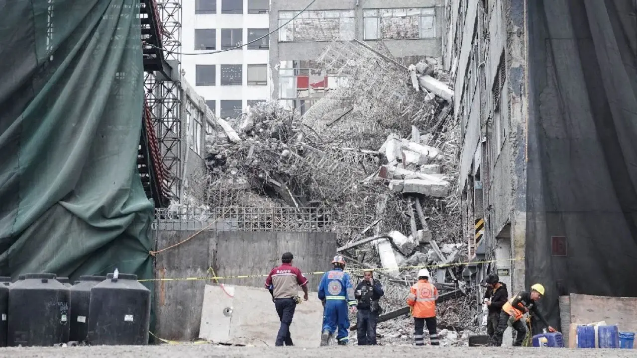 Trabajador muerto tras derrumbe en San Antonio Abad; dos siguen atrapados