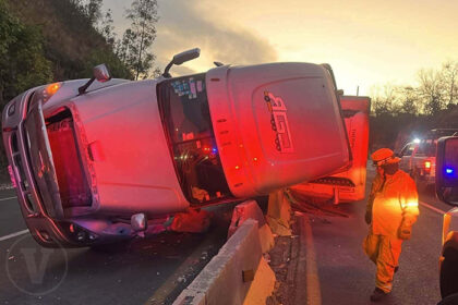 Tractocamión cargado de aguacates vuelca en carretera Morelia-Pátzcuaro, Michoacán