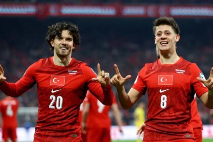 Turquía vence a Rumania y queda a un triunfo del Mundial