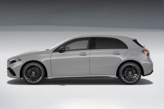 Vehículo compacto con motor turbo y acabados de lujo, opción premium asequible