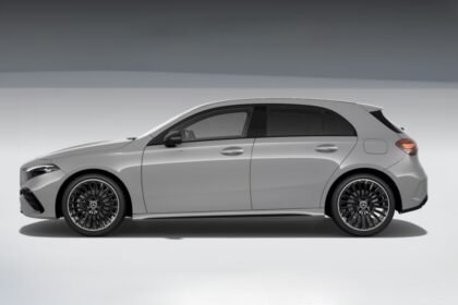 Vehículo compacto con motor turbo y acabados de lujo, opción premium asequible