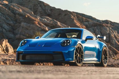 Vehículo deportivo vendido como nuevo usado en prácticas de montaje y desmontaje