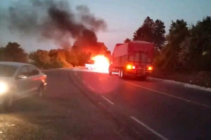 Vehículo incendiado tras enfrentamiento en carretera entre Pátzcuaro y Uruapan, Michoacán