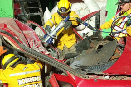 Vehículo se impacta contra vivienda en Morelia, Michoacán