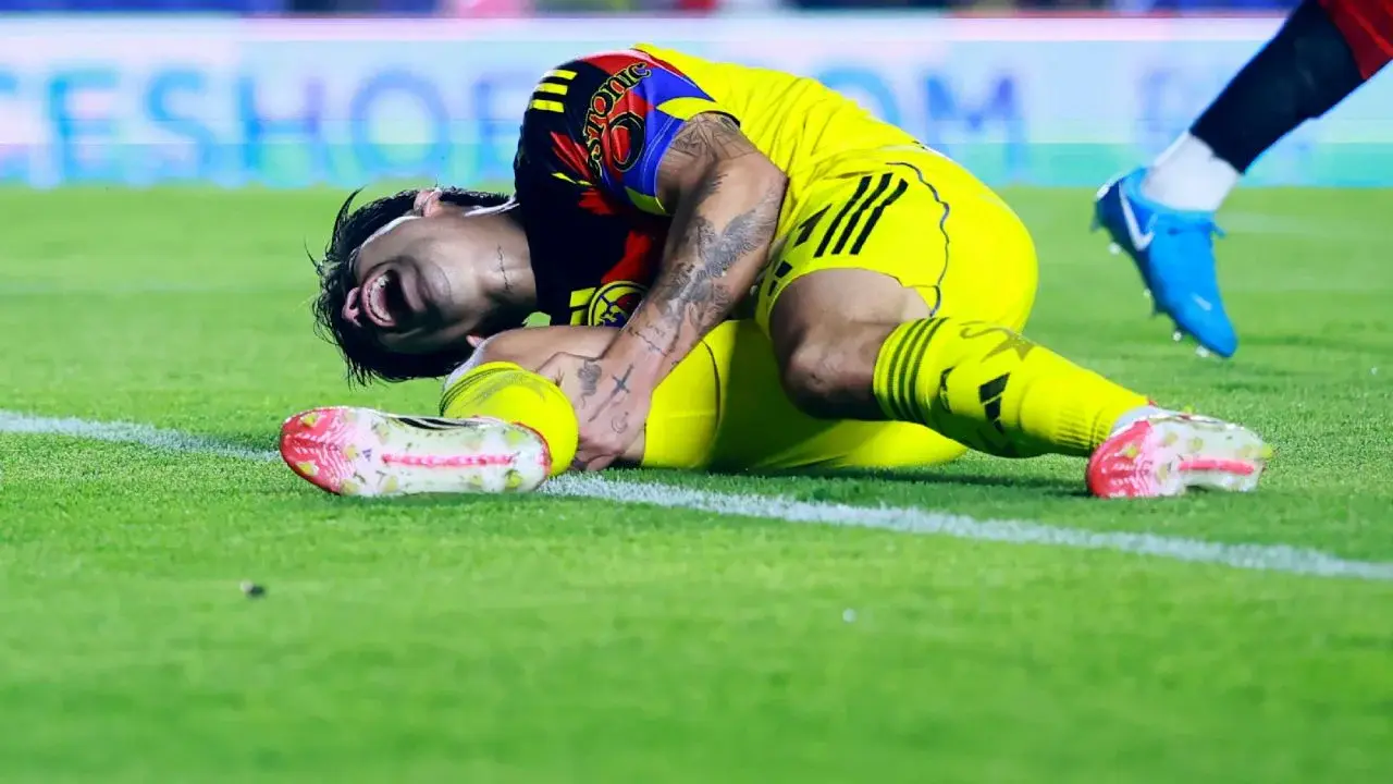 Víctor Dávila se lesiona la rodilla en partido del América