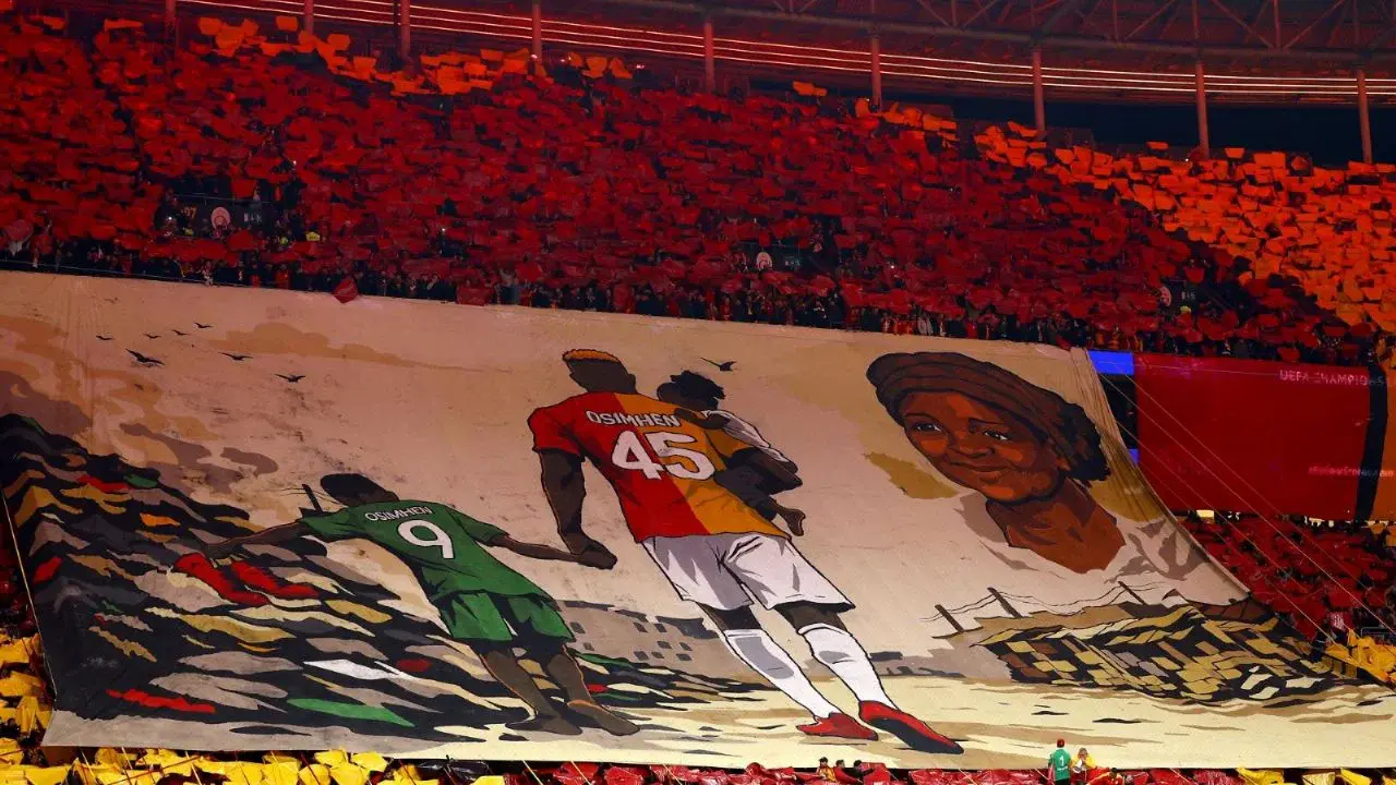 Víctor Osimhen conmovido por manta gigante dedicada a su madre en Champions