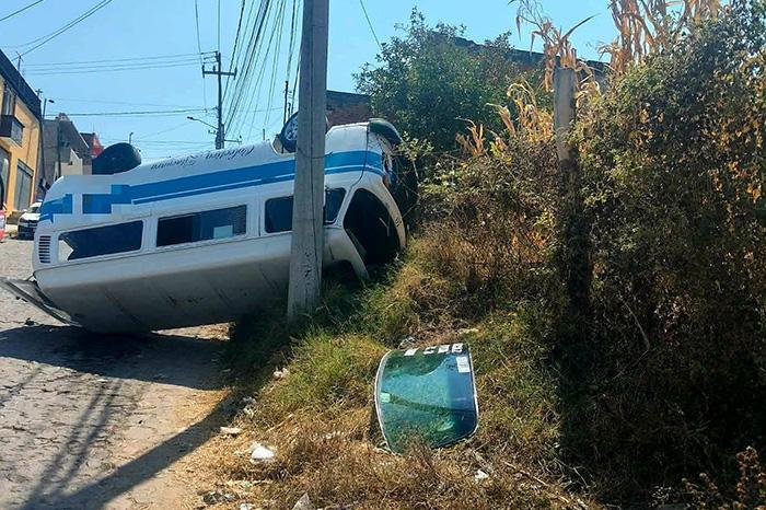 Volcadura de combi en Zitácuaro, Michoacán causa daños materiales