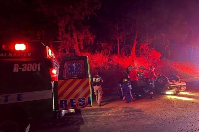 Volcadura en carretera Uruapan-Paracho deja lesionada a mujer embarazada en Michoacán