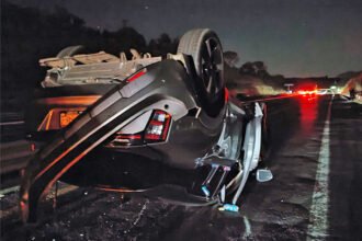 Vuelca vehículo y es embestido por otro en la Siglo XXI