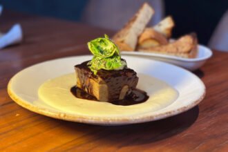 1) Seis platillos de Maíz Tinto para redescubrir la cocina mexicana  
2) Seis sabores de Maíz Tinto que revelan la cocina mexicana  
3) Seis bocados en Maíz Tinto que cuentan la cocina mexicana  
4) Seis platos en Maíz Tinto: un paseo por la cocina mexicana  
5) Seis recetas de Maíz Tinto que muestran la cocina mexicana