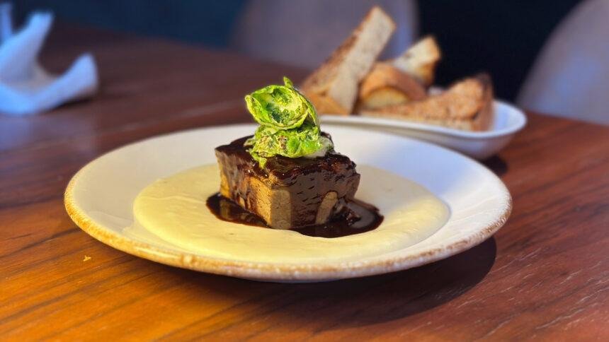 1) Seis platillos de Maíz Tinto para redescubrir la cocina mexicana  
2) Seis sabores de Maíz Tinto que revelan la cocina mexicana  
3) Seis bocados en Maíz Tinto que cuentan la cocina mexicana  
4) Seis platos en Maíz Tinto: un paseo por la cocina mexicana  
5) Seis recetas de Maíz Tinto que muestran la cocina mexicana