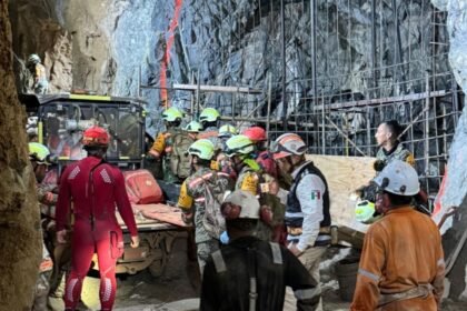 A 15 días del derrumbe en Sinaloa, un trabajador permanece atrapado