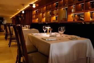 Aquí tienes cinco opciones con estilo de revista. ¿Cuál prefieres?

1) Azur: descubre la esencia mediterránea en cada bocado  
2) Sabores del Mediterráneo en Azur: ¿qué los distingue?  
3) En Azur, el Mediterráneo se saborea de otra manera  
4) Azur, destino mediterráneo: platos que despiertan curiosidad  
5) ¿Qué ofrece Azur del Mediterráneo para sorprenderte?