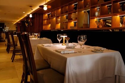 Aquí tienes cinco opciones con estilo de revista. ¿Cuál prefieres?

1) Azur: descubre la esencia mediterránea en cada bocado  
2) Sabores del Mediterráneo en Azur: ¿qué los distingue?  
3) En Azur, el Mediterráneo se saborea de otra manera  
4) Azur, destino mediterráneo: platos que despiertan curiosidad  
5) ¿Qué ofrece Azur del Mediterráneo para sorprenderte?