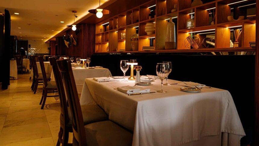 Aquí tienes cinco opciones con estilo de revista. ¿Cuál prefieres?

1) Azur: descubre la esencia mediterránea en cada bocado  
2) Sabores del Mediterráneo en Azur: ¿qué los distingue?  
3) En Azur, el Mediterráneo se saborea de otra manera  
4) Azur, destino mediterráneo: platos que despiertan curiosidad  
5) ¿Qué ofrece Azur del Mediterráneo para sorprenderte?