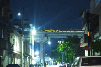 Camioneta colisiona en puente elevado de Michoacán