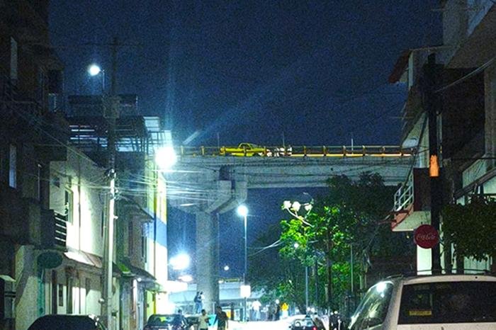 Camioneta colisiona en puente elevado de Michoacán