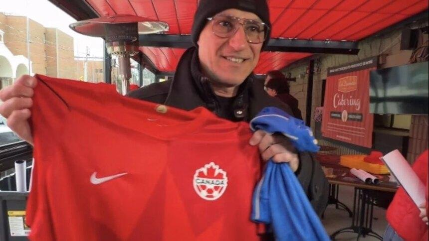 Canadá intercambia camisetas con hinchas italianos; se agotan en minutos