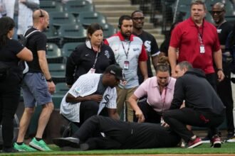 Cantante se desploma antes del juego White Sox-Rays y es trasladado al hospital