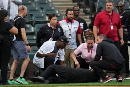 Cantante se desploma antes del juego White Sox-Rays y es trasladado al hospital