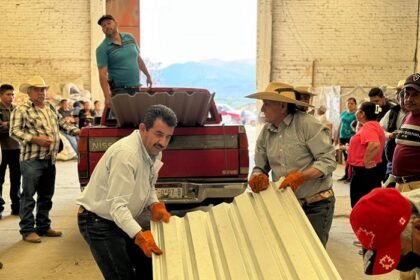 Charo, Michoacán: entrega de láminas económicas mejora bienestar familiar