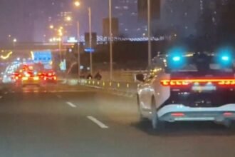 China suspende licencias para vehículos autónomos tras detención de robotaxis.