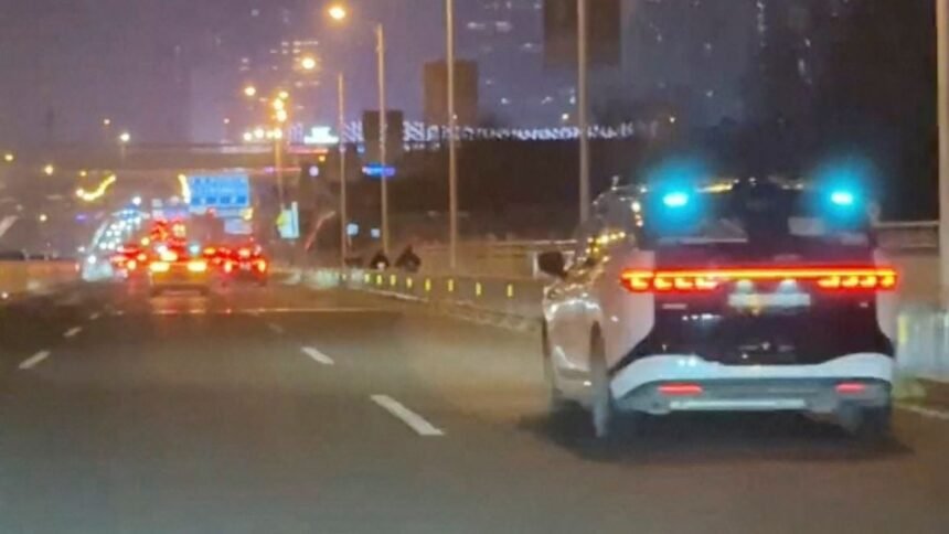 China suspende licencias para vehículos autónomos tras detención de robotaxis.