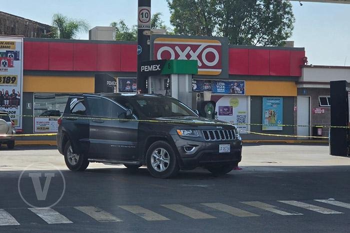 Conductor baleado busca ayuda en gasolinera de Michoacán