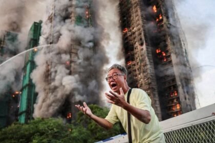 Damnificados de incendio devastador reintegran ruinas en Hong Kong