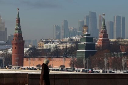 Detienen a mujer alemana en Rusia con explosivo en su mochila