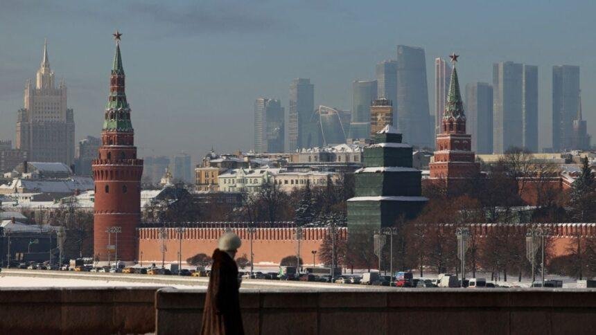 Detienen a mujer alemana en Rusia con explosivo en su mochila